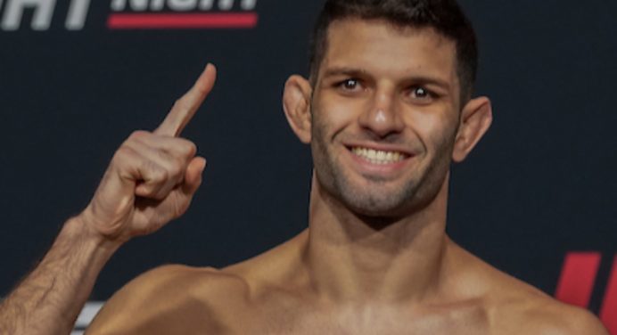 Thiago Moisés impressiona no UFC e leva bônus de R$ 262 mil por ‘Performance da Noite’