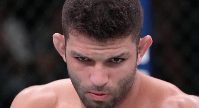 Thiago Moisés finaliza Christos Giagos no primeiro round e encerra má fase no UFC