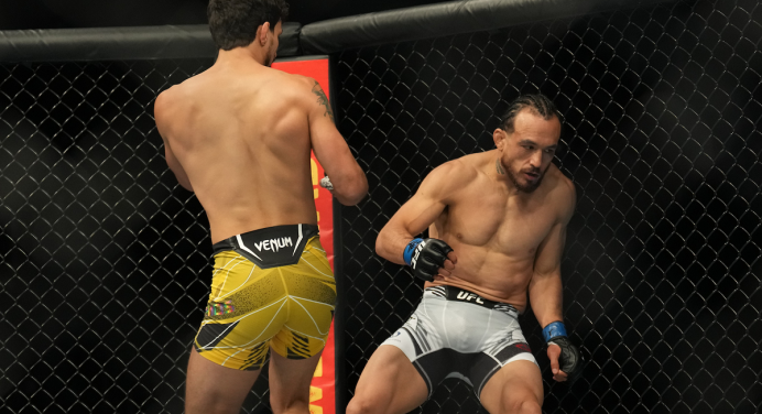 Ricardo ‘Carcacinha’ repete feito e nocauteia rival com cotovelada giratória