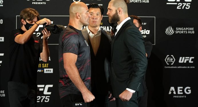 Árbitro rechaça suposta desistência de Prochazka após tapas em Glover no UFC 275