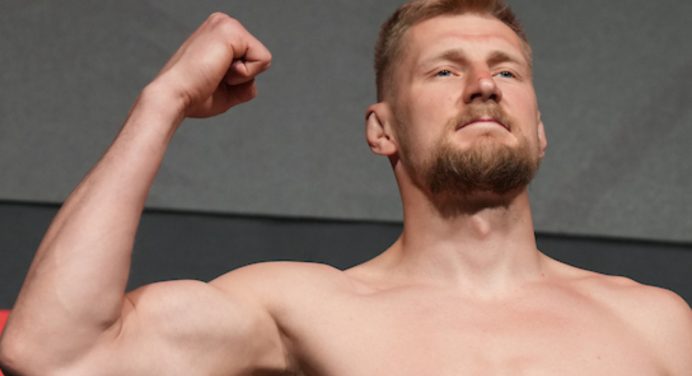 Volkov comemora vitória sobre Jairzinho e ignora polêmica no UFC: “Estava em má posição”