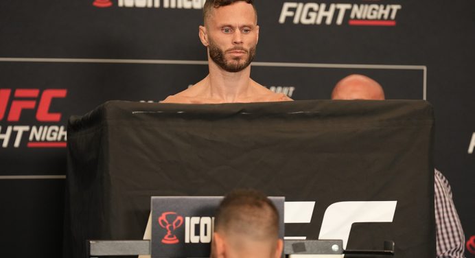 Atleta que ofendeu brasileiros não bate o peso para luta no UFC