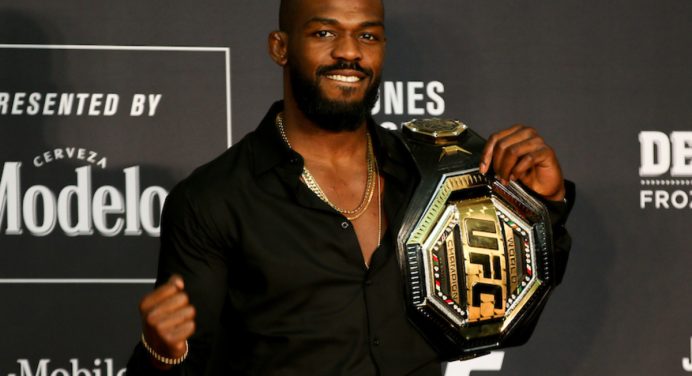 Jon Jones indica data para estreia no peso-pesado e promete atuação dominante