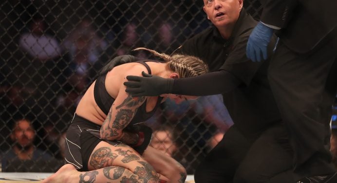 Lutadora acusa adversária de segurar finalização e lesioná-la no UFC 276