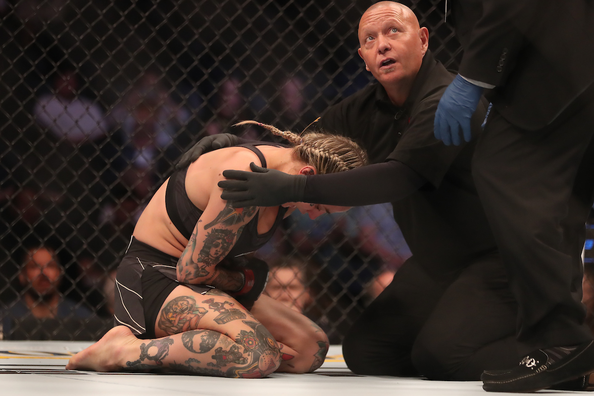 Lutadora acusa adversária de segurar finalização e lesioná-la no UFC 276