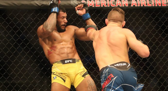 Em duelo animado, Rafael Alves é nocauteado por Drew Dober no UFC 277