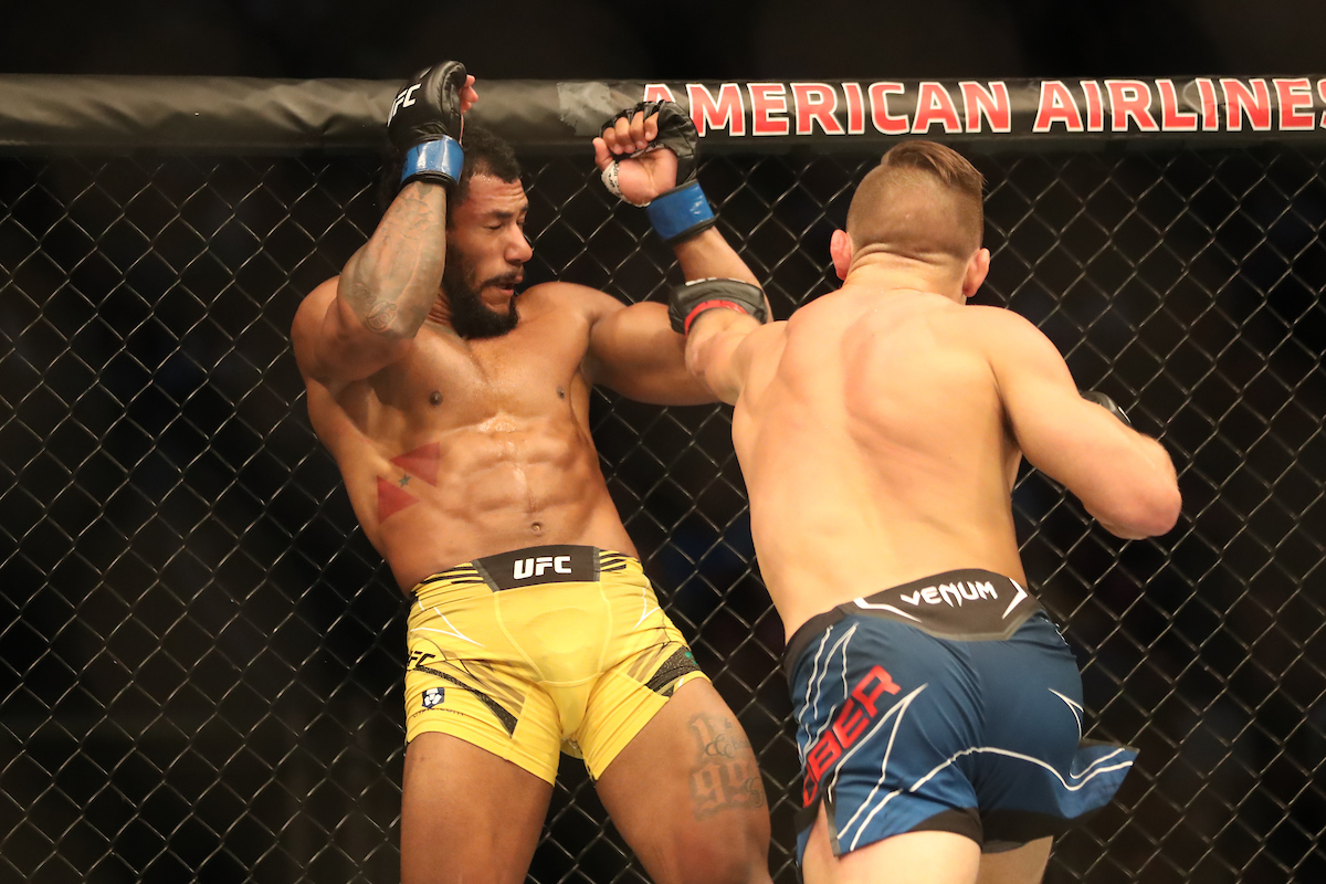 Em duelo animado, Rafael Alves é nocauteado por Drew Dober no UFC 277