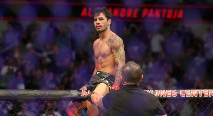 Pantoja tem atuação dominante, finaliza rival e pede para lutar pelo título do UFC