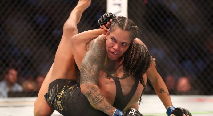 Amanda Nunes se vinga de Julianna Peña e reconquista cinturão dos galos