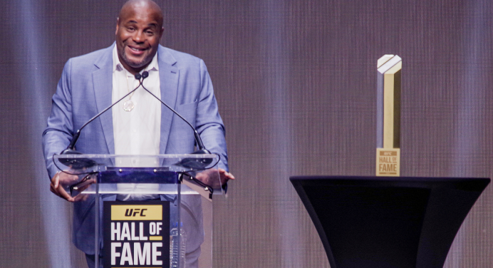 Cormier admite que trapaceou em pesagem do UFC: “Posso ter segurado a toalha”