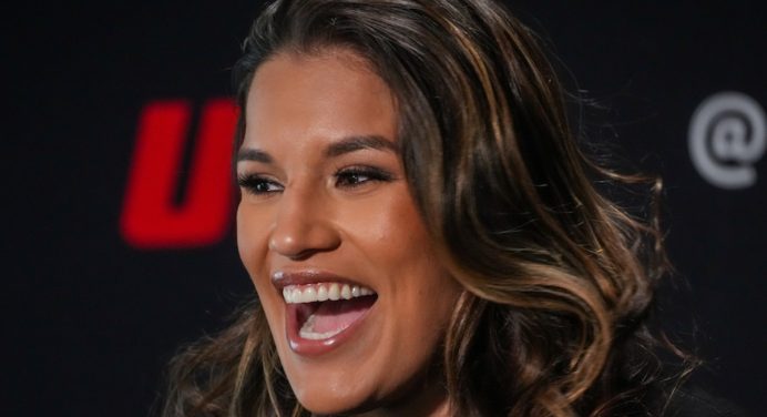 Julianna minimiza importância de cinturão dos penas de Amanda Nunes