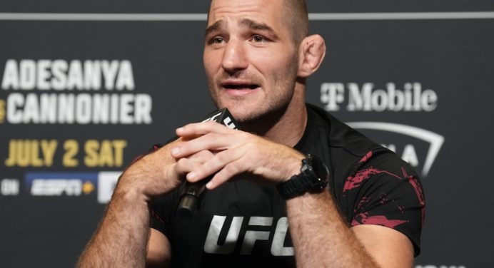 Strickland reforça posto de desafiante ao título para tentar evitar furada de fila de Chimaev