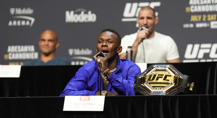 Strickland ataca Adesanya, irrita campeão e rouba a cena na coletiva do UFC 276