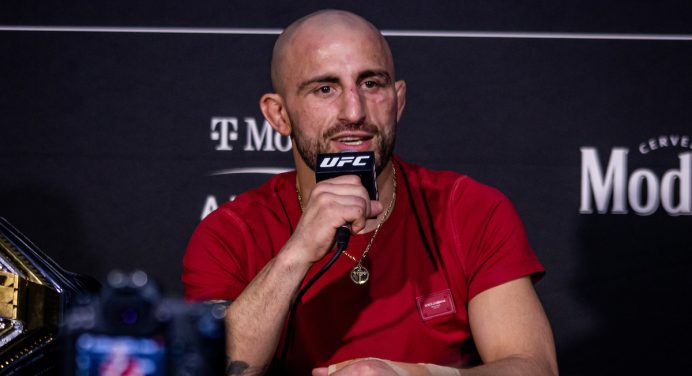 De olho em novos desafios, Volkanovski aprova possível luta com Cejudo no UFC