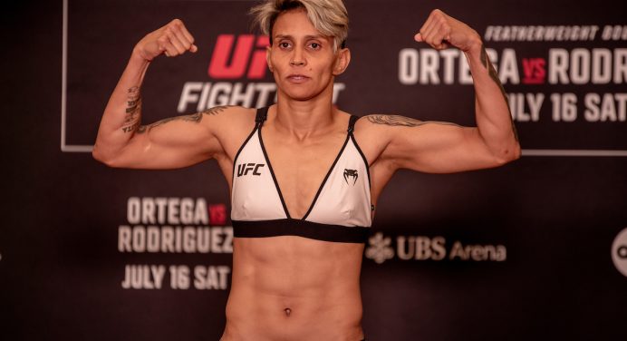 Com direito a balança digital, brasileiros passam pela pesagem e confirmam lutas no UFC