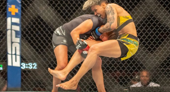 Amanda Lemos impressiona e finaliza veterana do UFC com facilidade