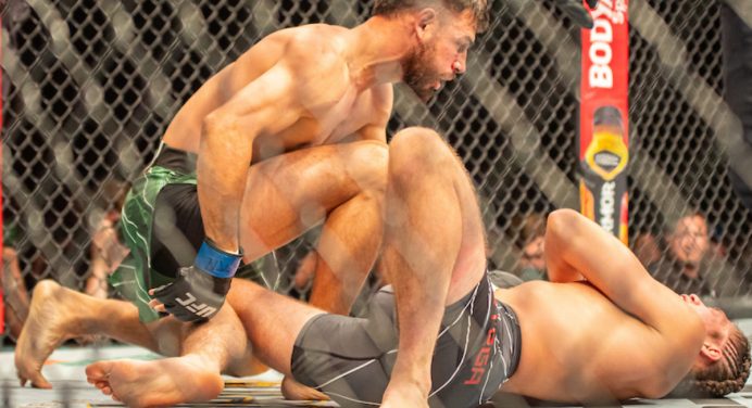 Yair Rodriguez vence Brian Ortega em luta com desfecho frustrante