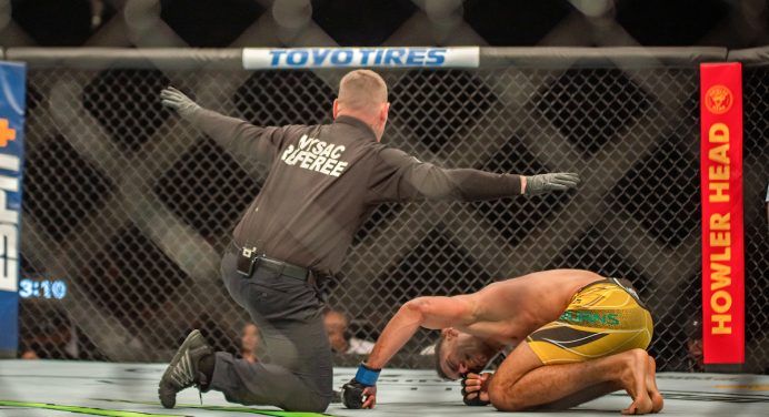 Herbert Burns explica derrota no UFC Long Island e lamenta: “Joelho não aguentou”