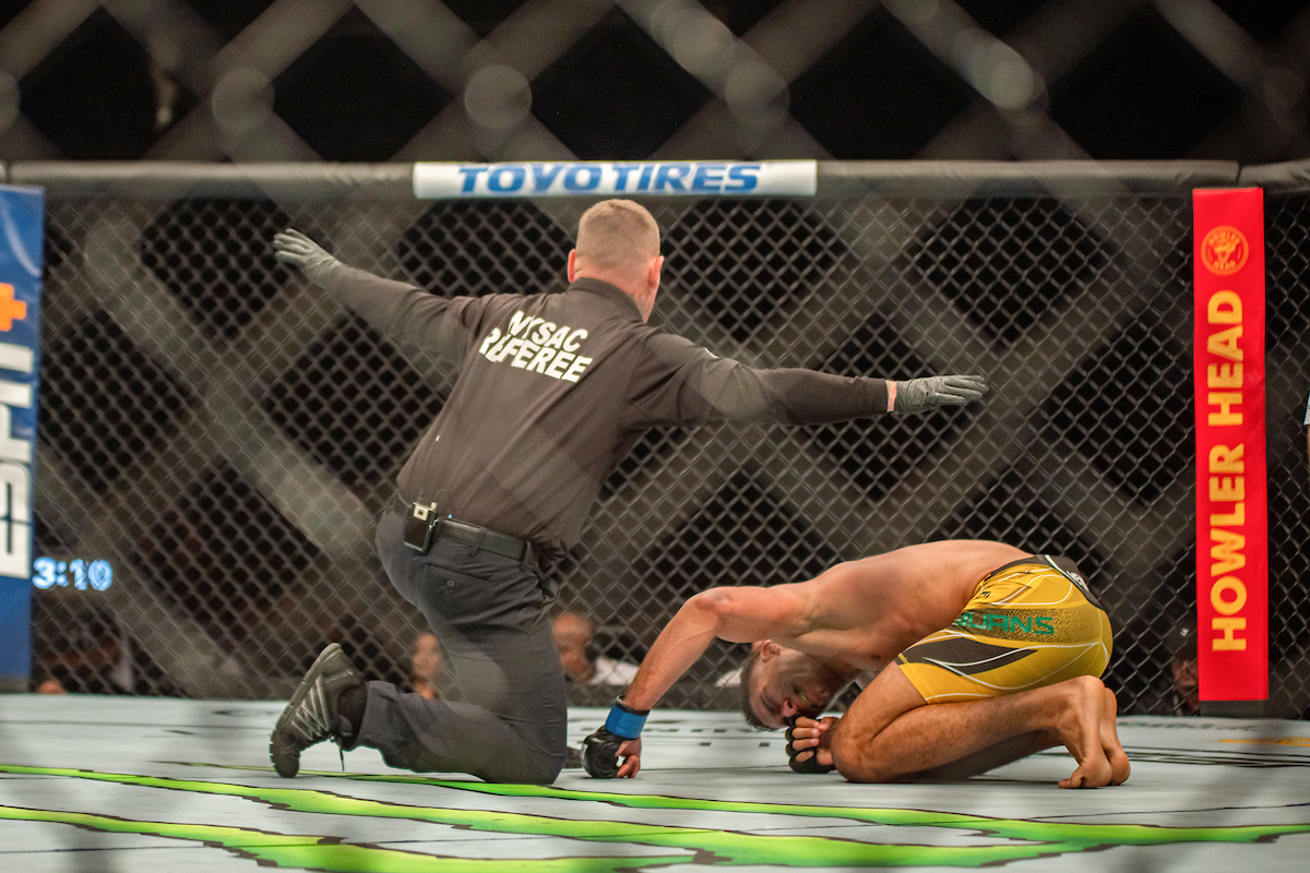 Herbert Burns explica derrota no UFC Long Island e lamenta: “Joelho não aguentou”