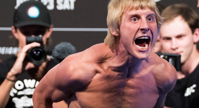 Pimblett abaixa a cueca, mostra demais e polemiza ao rebater críticos na pesagem do UFC; veja