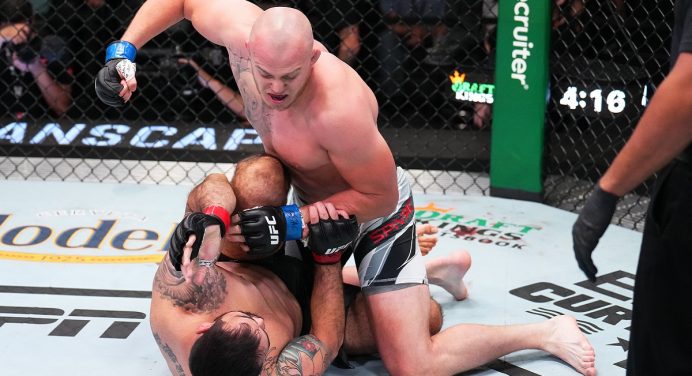 Sakai é dominado por Spivak e acumula quarta derrota seguida no UFC