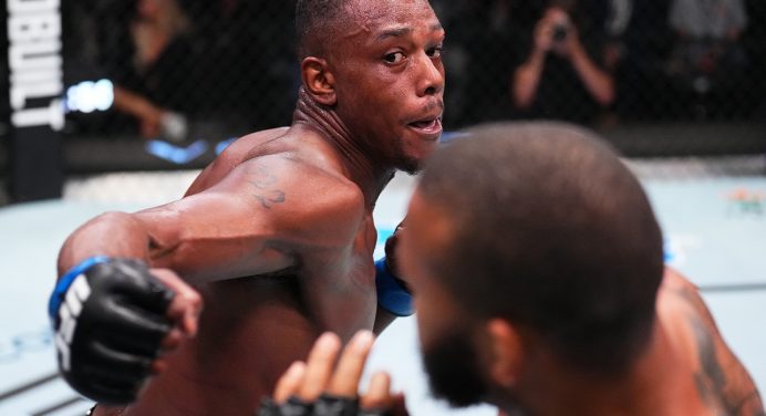 Thiago Marreta é nocauteado por Jamahal Hill na luta principal do UFC Vegas