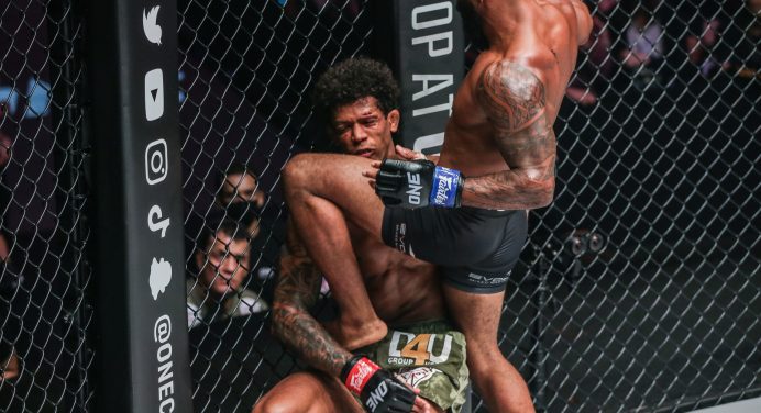 Demetrious Johnson nocauteia Adriano Moraes e conquista título do ONE