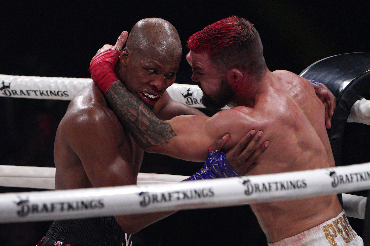 Ex-UFC vence batalha contra estrela do Bellator em luta de boxe sem luvas em Londres