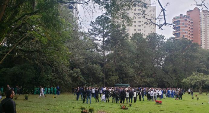 Choro, revolta e protesto marcam enterro de Leandro Lo