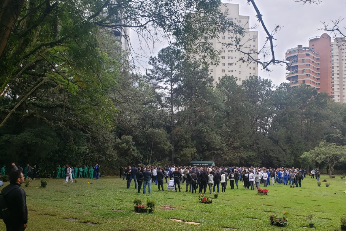 Choro, revolta e protesto marcam enterro de Leandro Lo