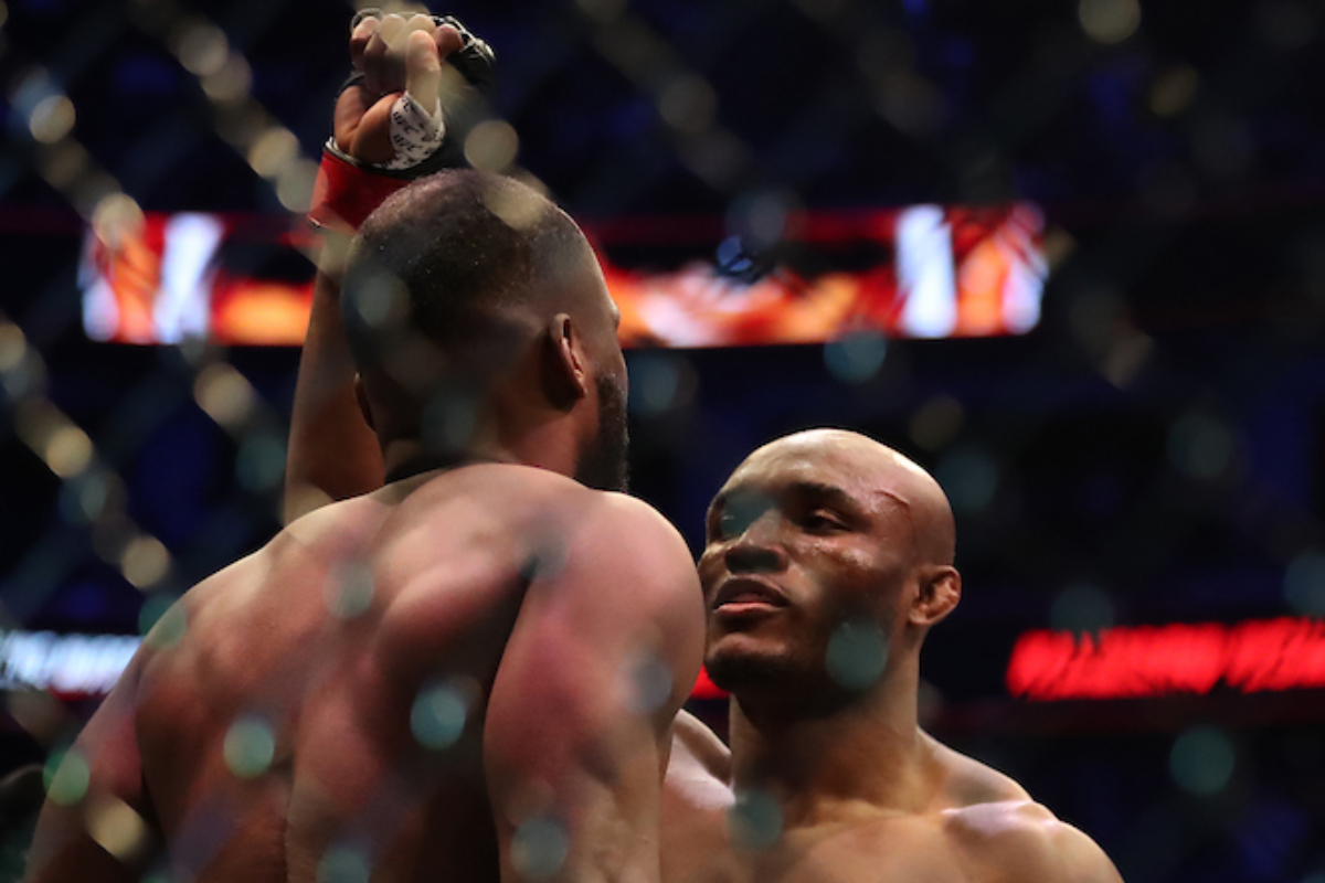 Kamaru Usman parabeniza Leon Edwards por vitória, mas promete vingança no UFC