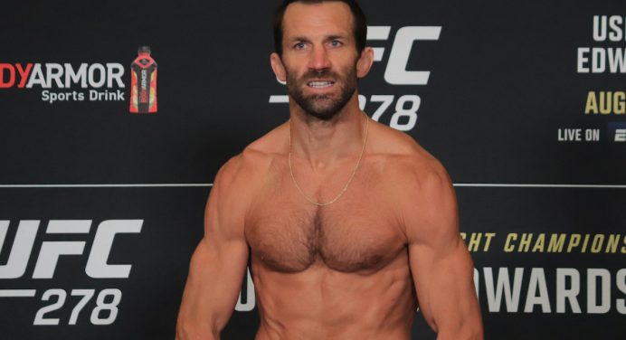 Luke Rockhold revela intenção de enfrentar Jake Paul: “UFC me liberou para isso”