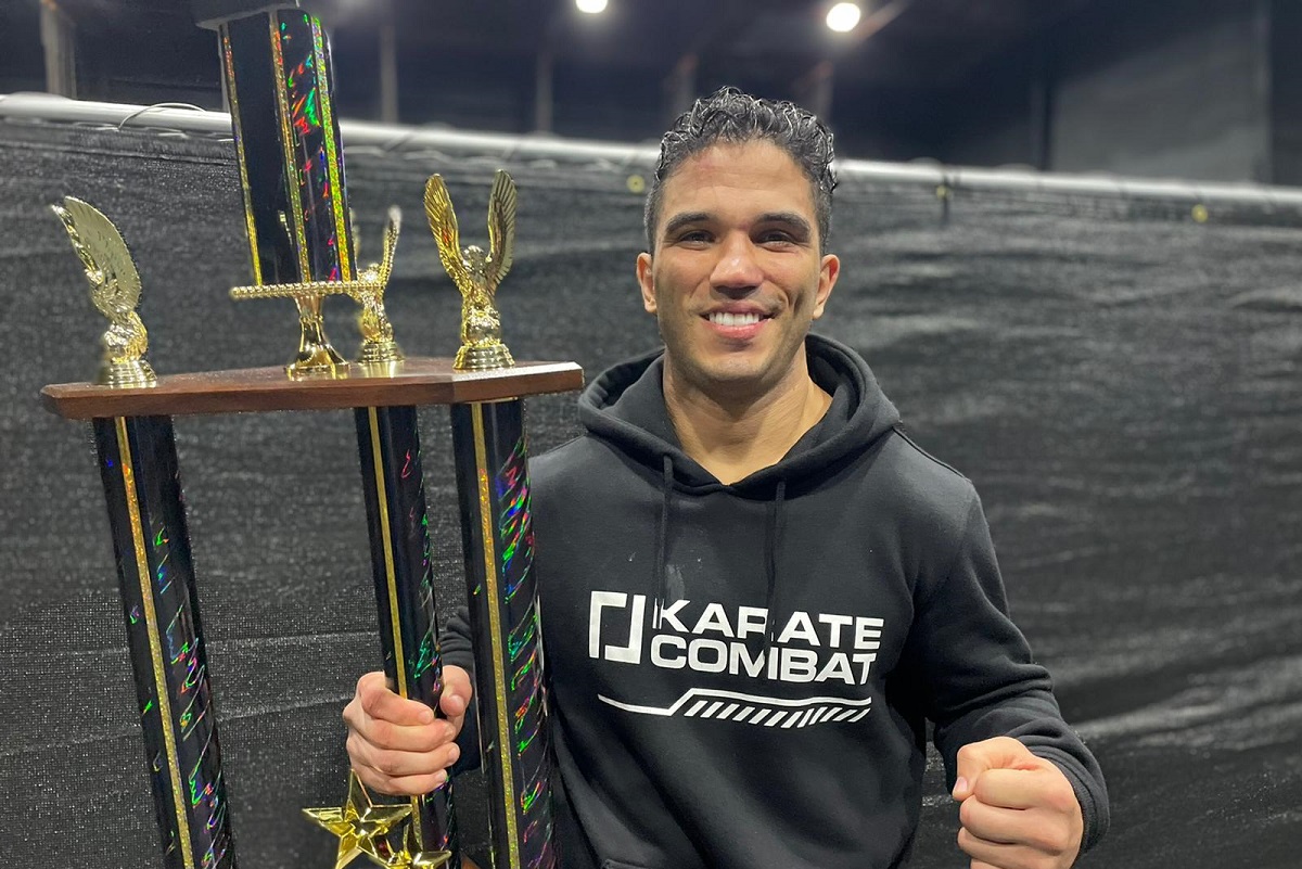 Luiz Rocha exalta feito histórico no Karate Combat: “Moralmente duplo campeão”