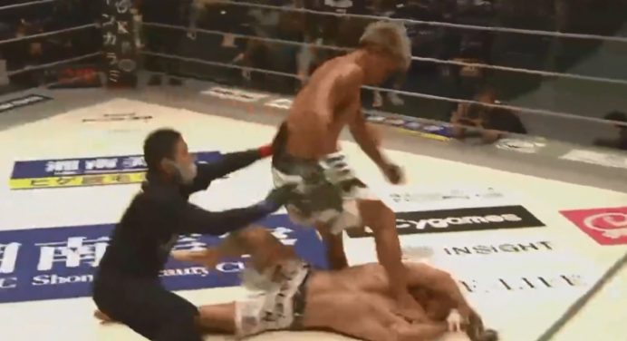 Japonês acerta ‘tiro de meta’ na cabeça de brasileiro após nocaute no Rizin; veja