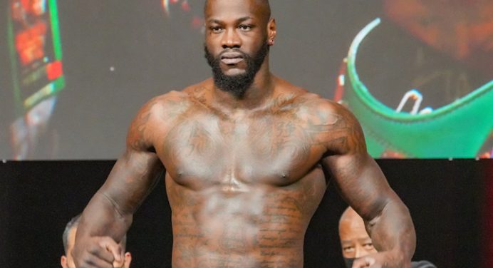 Ex-campeão mundial, Deontay Wilder vai às lágrimas ao citar riscos do boxe; veja