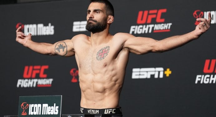 Francês derrota estreante brasileiro e faz a festa da torcida no UFC Paris