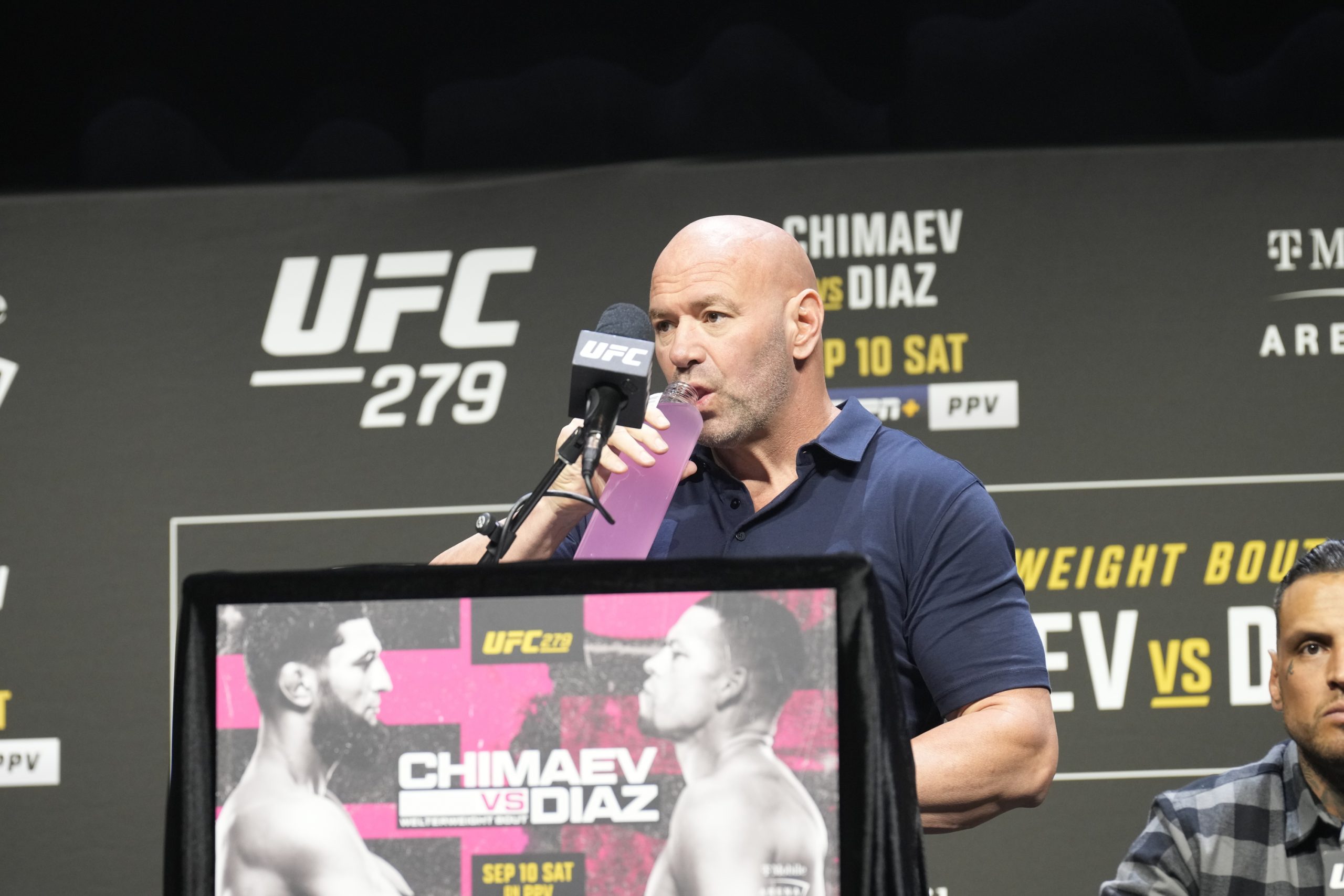 Confusão entre atletas nos bastidores cancela coletiva do UFC 279