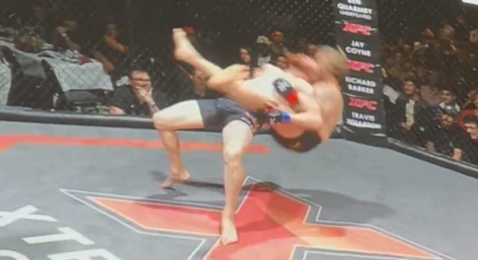 Lutador escapa de finalização e nocauteia rival com ‘bate-estaca’ reverso; veja