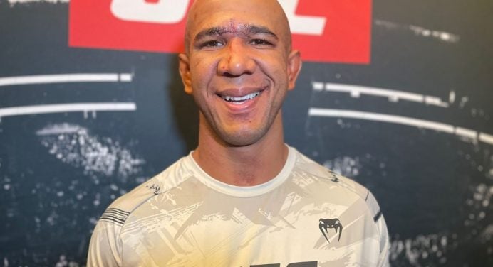 ‘Robocop’ retira pontos da testa após corte emblemático no UFC Vegas 60