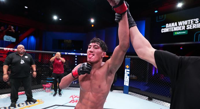 Lutador mexicano dá show no Contender Series e garante contrato aos 17 anos