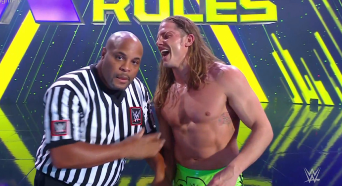 Daniel Cormier participa como árbitro convidado em evento da WWE