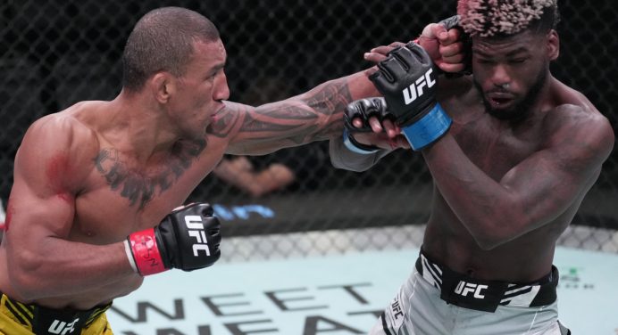 Raoni Barcelos faz as pazes com a vitória ao dominar rival no UFC Vegas 61