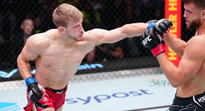 Com lesão de rival, Arnold Allen vence e mantém invencibilidade no Ultimate