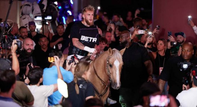 Gladiador? Jake Paul chega para treino aberto montado em cavalo; veja