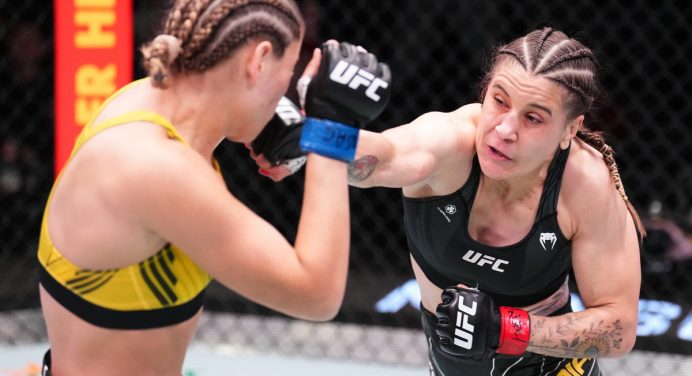 Jennifer Maia leva a melhor em ‘duelo de boxe’ e volta a vencer no UFC