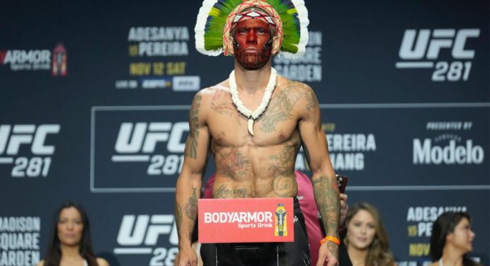 Visual indígena de Alex ‘Poatan’ rouba a cena na pesagem cerimonial do UFC 281