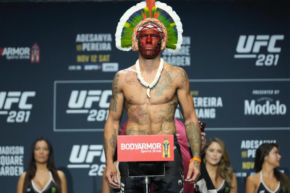Visual indígena de Alex ‘Poatan’ rouba a cena na pesagem cerimonial do UFC 281