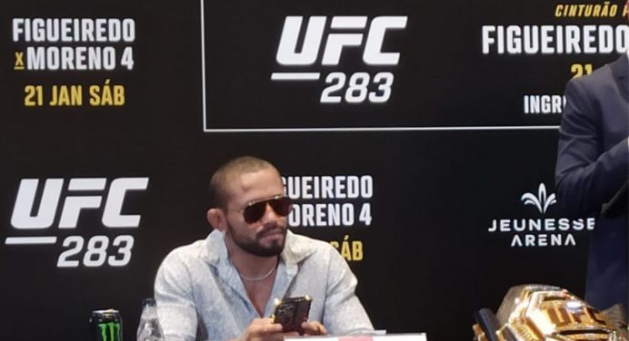 Deiveson Figueiredo parte para o ataque contra Brandon Moreno em coletiva pré-UFC Rio