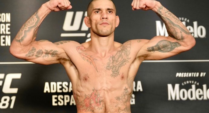 Alex Poatan reconhece força de Israel Adesanya e admite que quase foi nocauteado