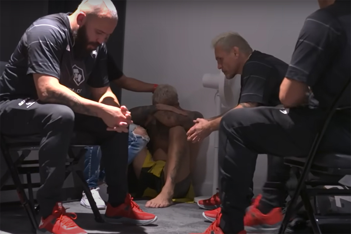Choro e tristeza! Vídeo mostra bastidores da derrota de Charles ‘Do Bronx’ no UFC